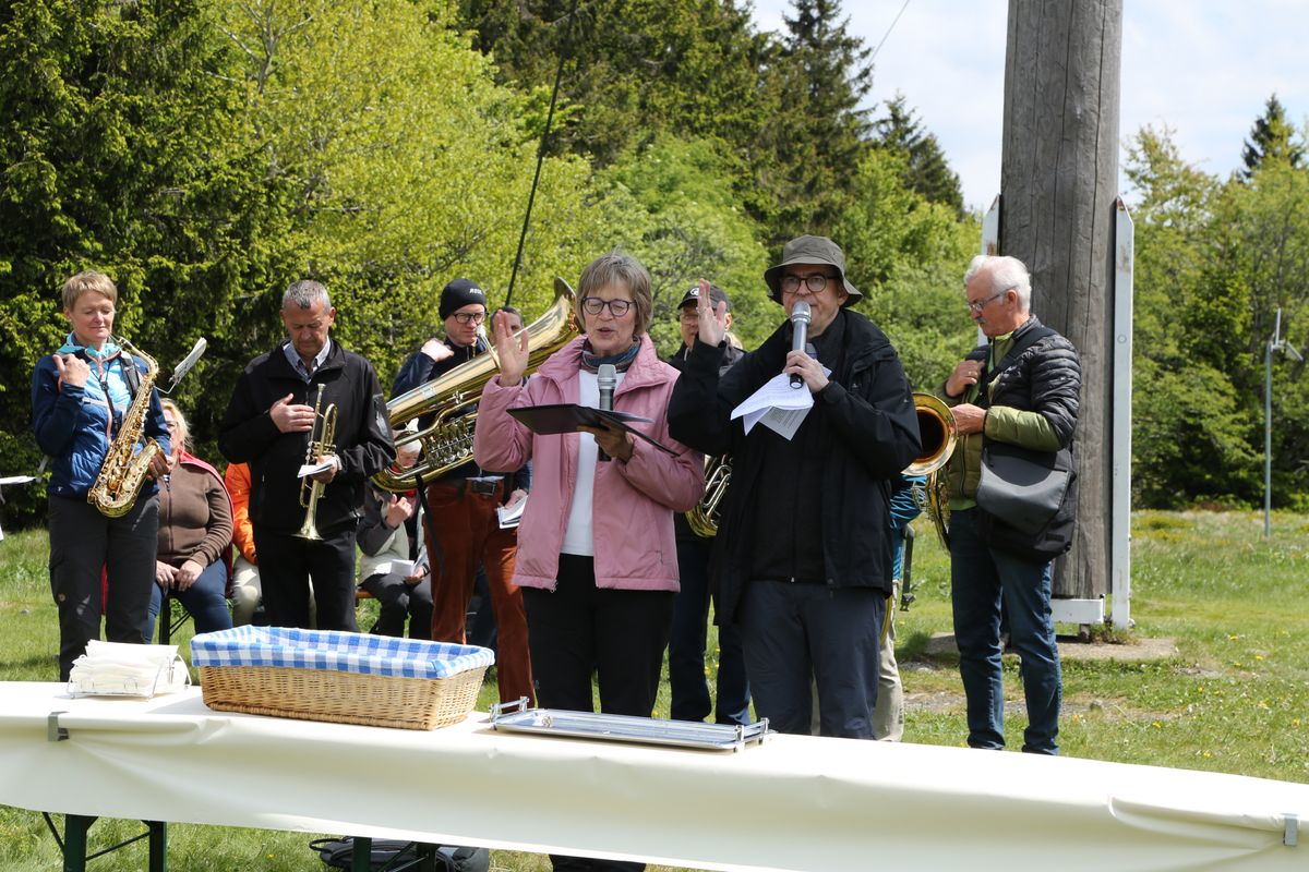 Fast 400 Gläubige haben an der Ökumenischen Kreuzbergwallfahrt mit Bischof Jung und Regionalbischöfin Bornowski teilgenommen.  Fast 400 Gläubige haben an der Ökumenischen Kreuzbergwallfahrt mit Bischof Jung und Regionalbischöfin Bornowski teilgenommen.