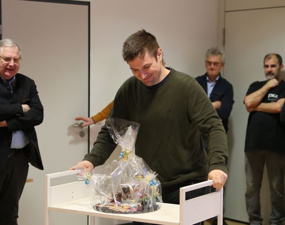 Matthias Habermann überrascht Wehner mit einem Geschenk der Mitarbeitenden.