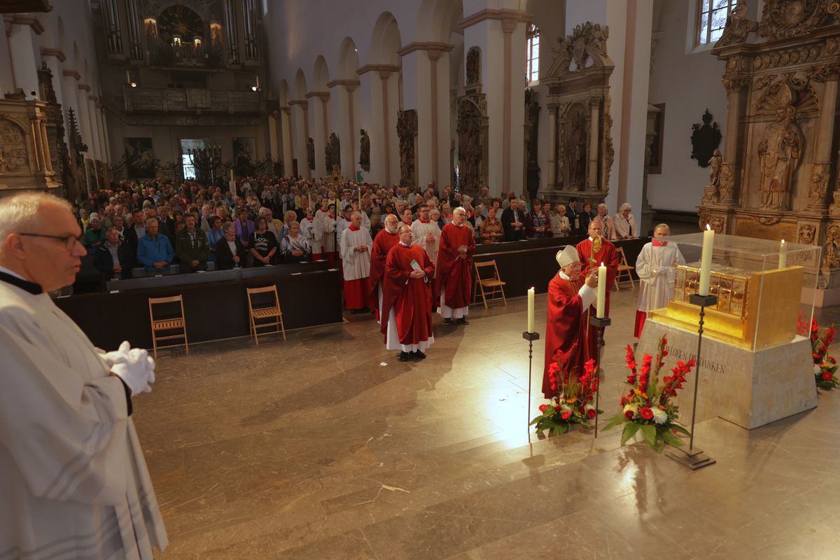 Weihbischof em. Ulrich Boom feierte am Mittwoch, 9. Juli, einen Kiliani-Wallfahrtsgottesdienst mit Gläubigen aus der Region Main-Rhön. Eine Begegnung auf dem Kiliansplatz schloss sich an. 