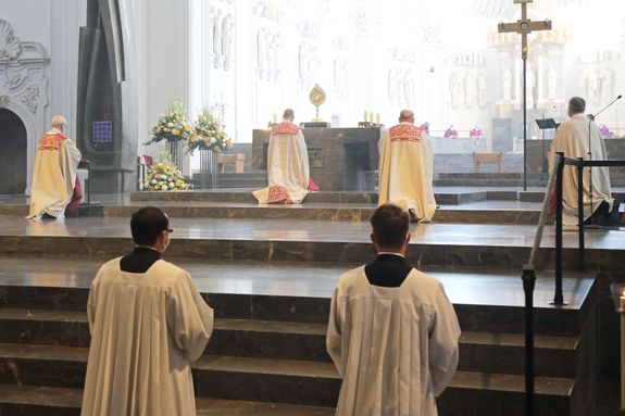 Bischof Dr. Franz Jung feierte am Donnerstag, 3. Juni, den Fronleichnamsgottesdienst im Kiliansdom. Bischof Dr. Franz Jung feierte am Donnerstag, 3. Juni, den Fronleichnamsgottesdienst im Kiliansdom.