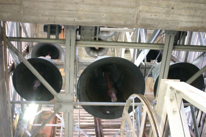 Die Glocken im nördlichen der beiden Westtürme des Würzburger Kiliansdoms aus der Froschperspektive. 