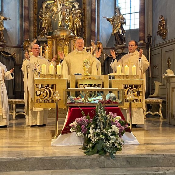 In der Pfarrkirche Sankt Laurentius in Heidenfeld feierten die Teilnehmerinnen und Teilnehmer einen Gottesdienst (von links): Ordenreferent Domvikar Paul Weismantel, Generalvikar Dr. Jürgen Vorndran und Pfarrer Paul Reder. In der Pfarrkirche Sankt Laurentius in Heidenfeld feierten die Teilnehmerinnen und Teilnehmer einen Gottesdienst (von links): Ordenreferent Domvikar Paul Weismantel, Generalvikar Dr. Jürgen Vorndran und Pfarrer Paul Reder.