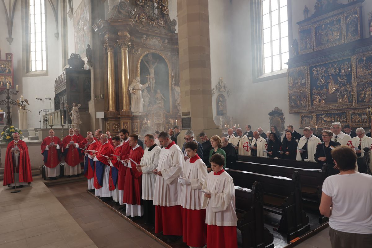 Mit einer Reliquienprozession von Sankt Burkard über die Alte Mainbrücke und einem Pontifikalgottesdienst im Kiliansdom ist am Sonntag, 6. Juli, die Kiliani-Wallfahrtswoche 2025 eröffnet worden.