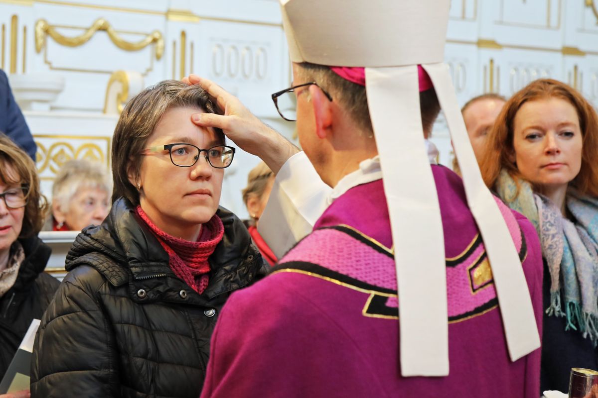 Bei einer Feier im Neumünster ließ Bischof Dr. Franz Jung 20 Erwachsene zu Taufe, Firmung und Eucharistie zu sowie eine Bewerberin für die Erwachsenenfirmung.