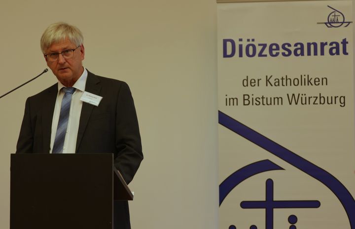 Zu politischer Verantwortung, gesellschaftlichem Zusammenhalt und kirchlicher Offenheit hat Diözesanratsvorsitzender Dr. Michael Wolf bei der Herbstvollversammlung des Gremiums im Exerzitienhaus Himmelspforten am Freitag, 10. Oktober, plädiert.