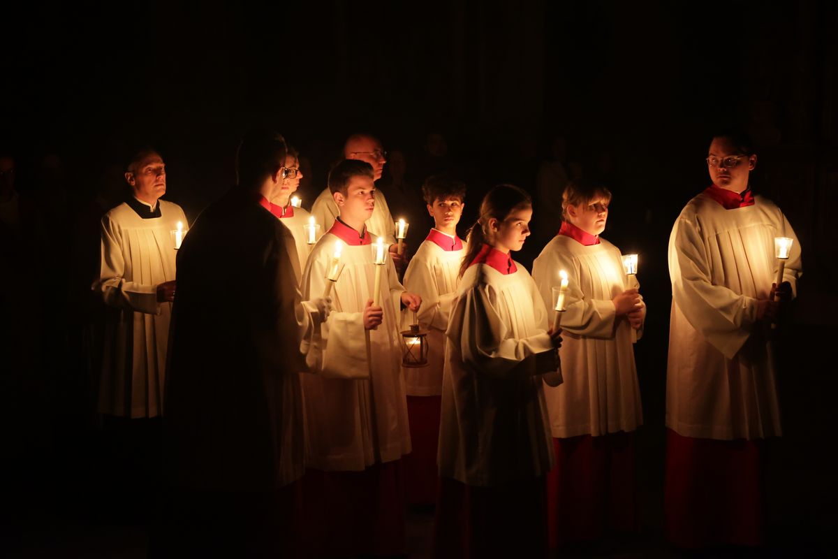 Danach wurde das Osterlicht in Begleitung von Mitgliedern des Domkapitels in den dunklen Kiliansdom getragen und an die Gläubigen weitergereicht.