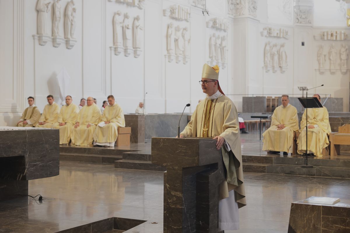 Bischof Dr. Franz Jung nahm für seine Predigt die drei Heiligen Öle als Leitfaden für seine Gedanken zum geistlichen Amt . Bischof Dr. Franz Jung nahm für seine Predigt die drei Heiligen Öle als Leitfaden für seine Gedanken zum geistlichen Amt .