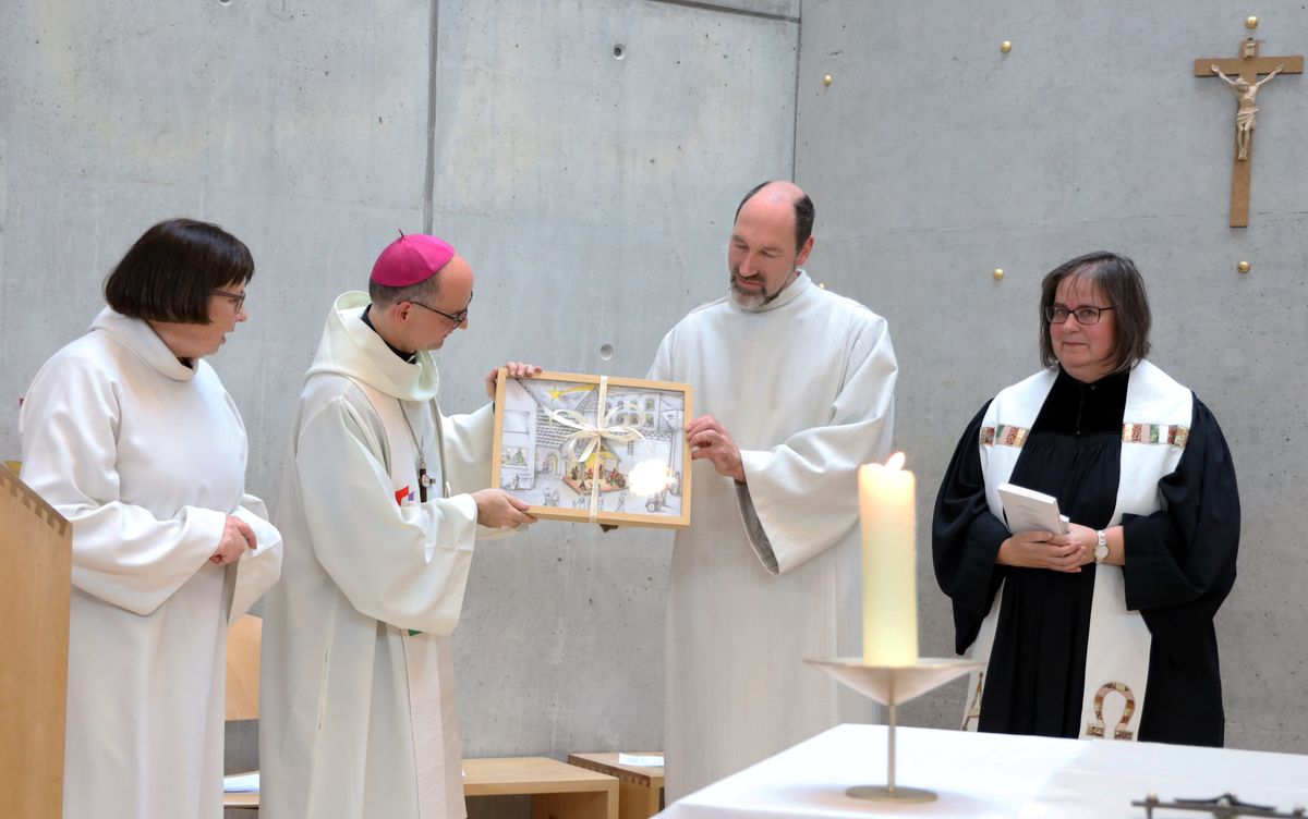 Unter anderem mit einer Zeichnung der Krippenszene, geschaffen von einem Gefangenen aus der JVA Würzburg, dankten die Gefängnisseelsorger (von links) Doris Schäfer, Georg Ruhsert und Pfarrerin Astrid Zeilinger Bischof Dr. Franz Jung (2. von links) für Unter anderem mit einer Zeichnung der Krippenszene, geschaffen von einem Gefangenen aus der JVA Würzburg, dankten die Gefängnisseelsorger (von links) Doris Schäfer, Georg Ruhsert und Pfarrerin Astrid Zeilinger Bischof Dr. Franz Jung (2. von links) für den Besuch in der Justizvollzugsanstalt und die Feier des Gottesdiensts.