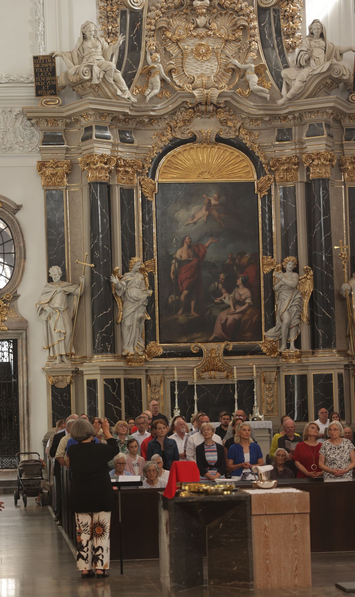 Mit einer Reliquienprozession von Sankt Burkard über die Alte Mainbrücke und einem Pontifikalgottesdienst im Kiliansdom ist am Sonntag, 6. Juli, die Kiliani-Wallfahrtswoche 2025 eröffnet worden.