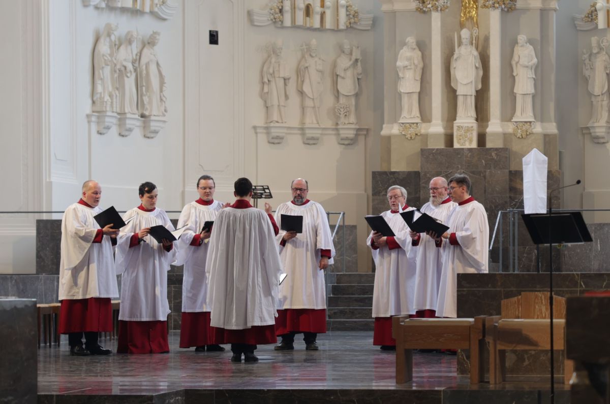 Die Choralschola sang unter der Leitung von Domkantor Julian Beutmiller. Die Choralschola sang unter der Leitung von Domkantor Julian Beutmiller.