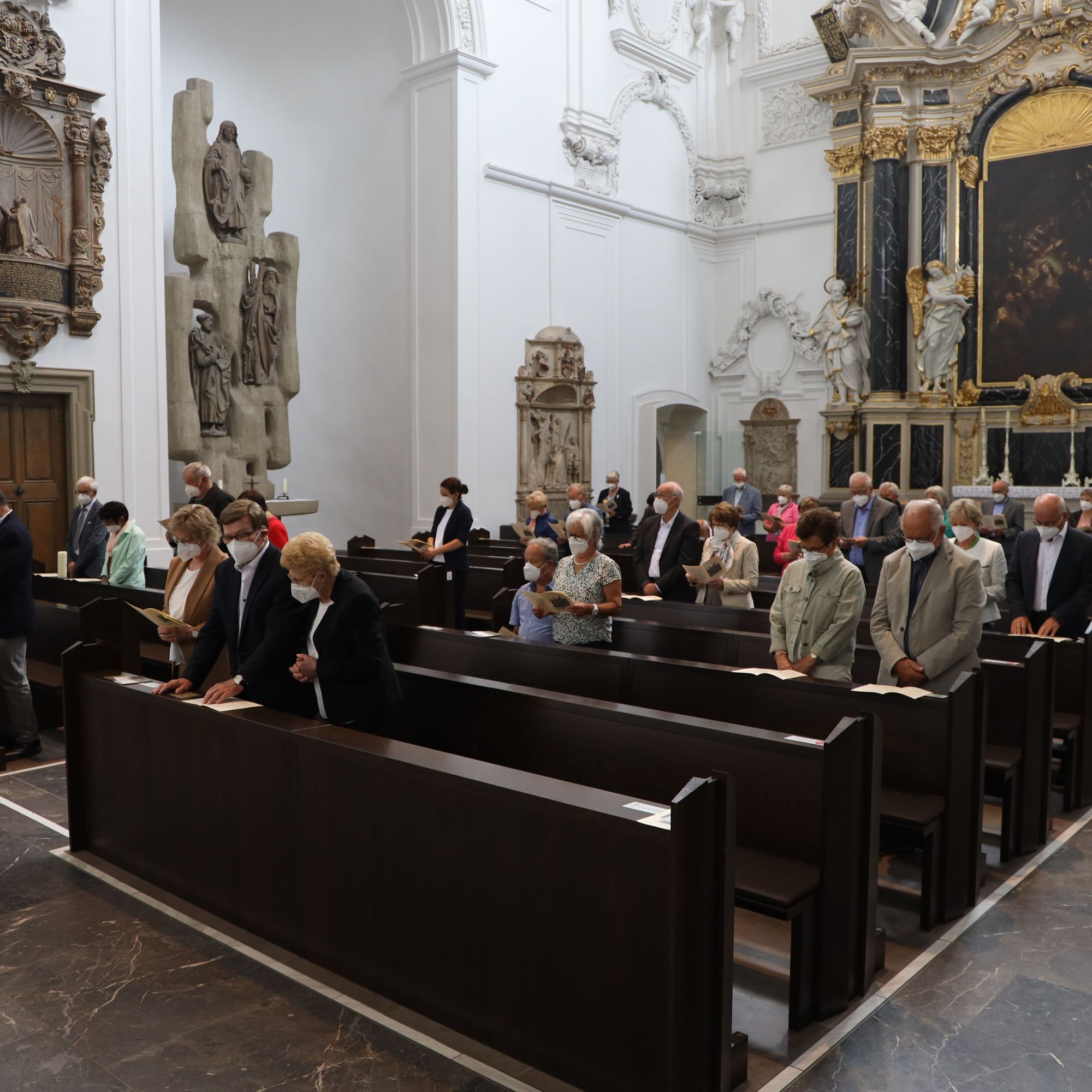 Im Anschluss an den Ehejubilarsgottesdienst mit Weihbischof Ulrich Boom am Freitagvormittag, 2. Juli, konnten sich die Paare von ihm und weiteren Priestern und Diakonen segnen lassen.