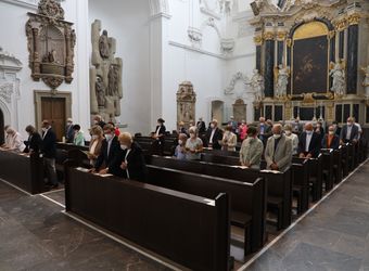 Im Anschluss an den Ehejubilarsgottesdienst mit Weihbischof Ulrich Boom am Freitagvormittag, 2. Juli, konnten sich die Paare von ihm und weiteren Priestern und Diakonen segnen lassen.
