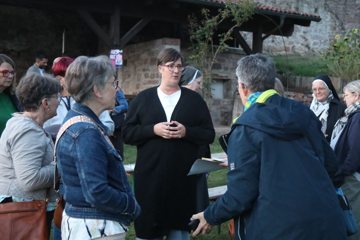 Nadja Kapperer (Mitte) im Gespräch mit Zuhörerinnen und Zuhörern. Nadja Kapperer (Mitte) im Gespräch mit Zuhörerinnen und Zuhörern.