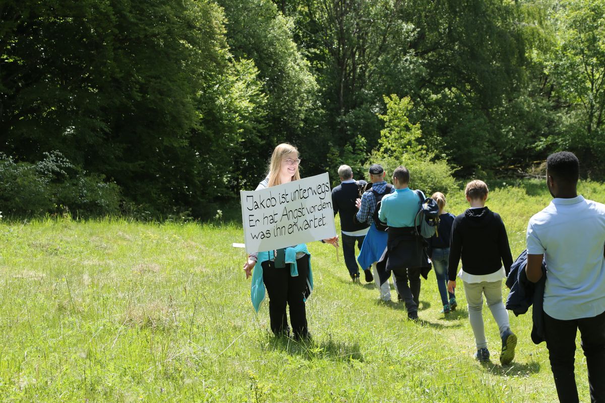 Fast 400 Gläubige haben an der Ökumenischen Kreuzbergwallfahrt mit Bischof Jung und Regionalbischöfin Bornowski teilgenommen.  Fast 400 Gläubige haben an der Ökumenischen Kreuzbergwallfahrt mit Bischof Jung und Regionalbischöfin Bornowski teilgenommen.