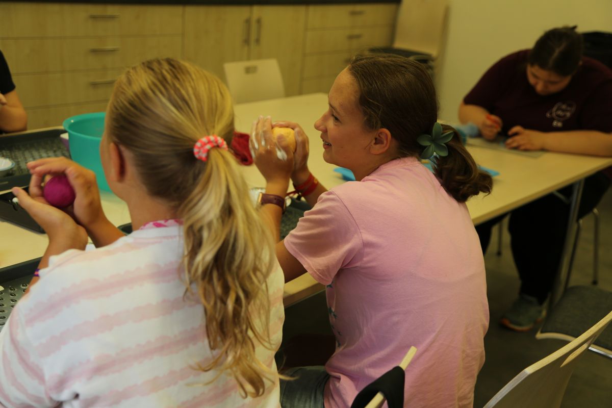 Am Tag der Jugend hat Weihbischof Paul Reder im Anschluss an ein buntes Workshop-Programm einen Kiliani-Gottesdienst mit den Jugendlichen im Kilianeum in Würzburg gefeiert.