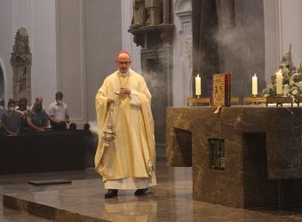 Bischof Dr. Franz Jung feierte am Mittwochabend, 23. Juni, einen Gottesdienst für Ehepaare, die 2021 oder 2021 auf 25 gemeinsame Jahre zurückblicken. Im Anschluss konnten sich die Paare segnen lassen.