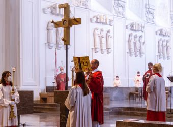 Bischof Dr. Franz Jung hat am Hochfest der Frankenapostel, Donnerstag, 8. Juli, mit haupt- und ehrenamtlichen Mitarbeiterinnen und Mitarbeitern der Caritas ein Pontifikalamt im Würzburger Kiliansdom gefeiert.