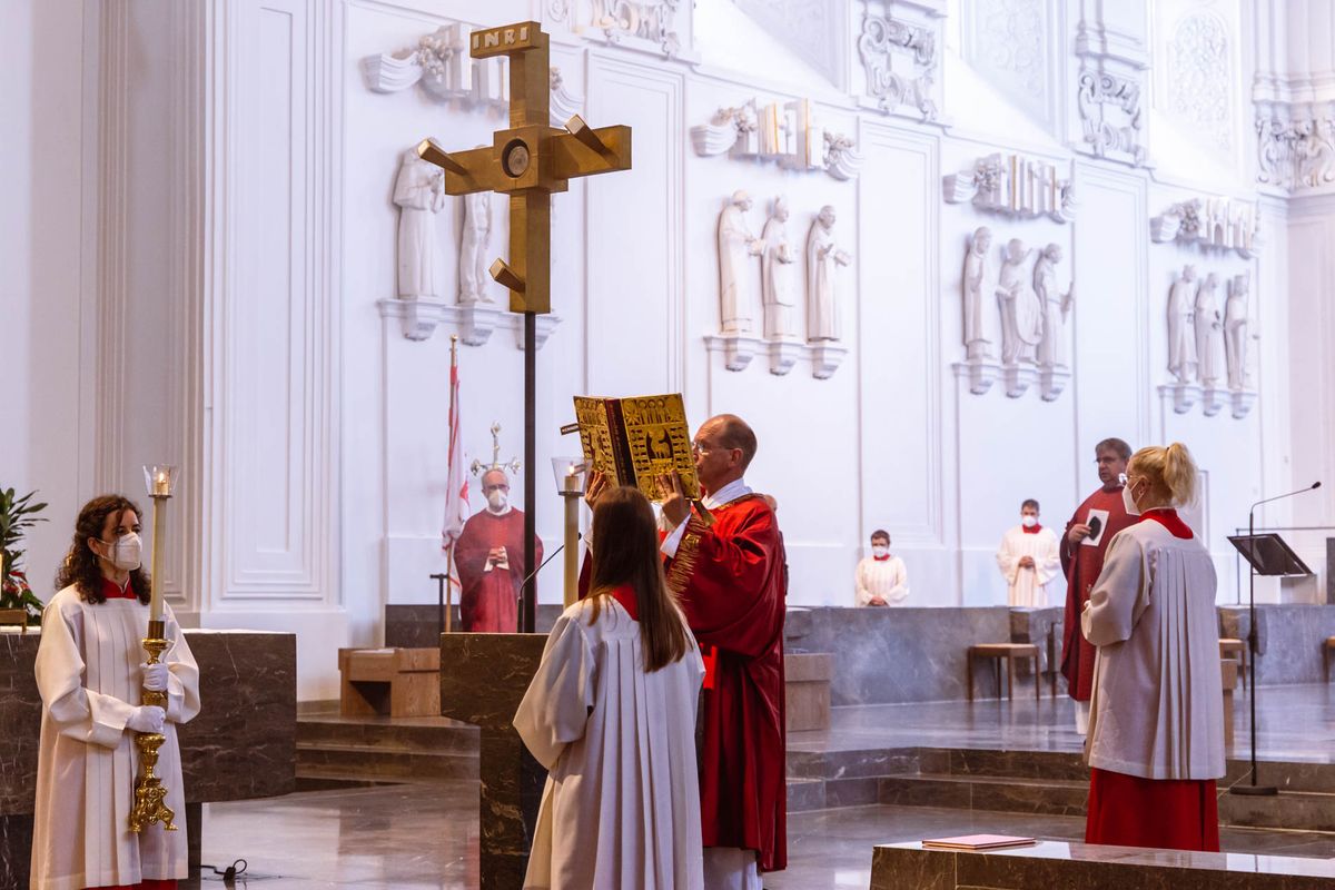 Bischof Dr. Franz Jung hat am Hochfest der Frankenapostel, Donnerstag, 8. Juli, mit haupt- und ehrenamtlichen Mitarbeiterinnen und Mitarbeitern der Caritas ein Pontifikalamt im Würzburger Kiliansdom gefeiert.