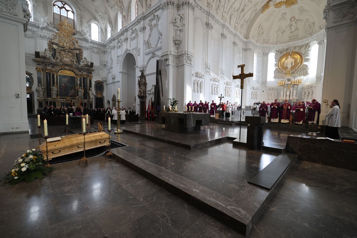 Bischof Dr. Franz Jung feierte am Samstag, 12. Oktober, im Würzburger KIliansdom ein Pontifikalrequiem für Weihbischof em. Helmut Bauer. Die anschließende Beisetzung leitete Dompropst Weihbischof Paul Reder.