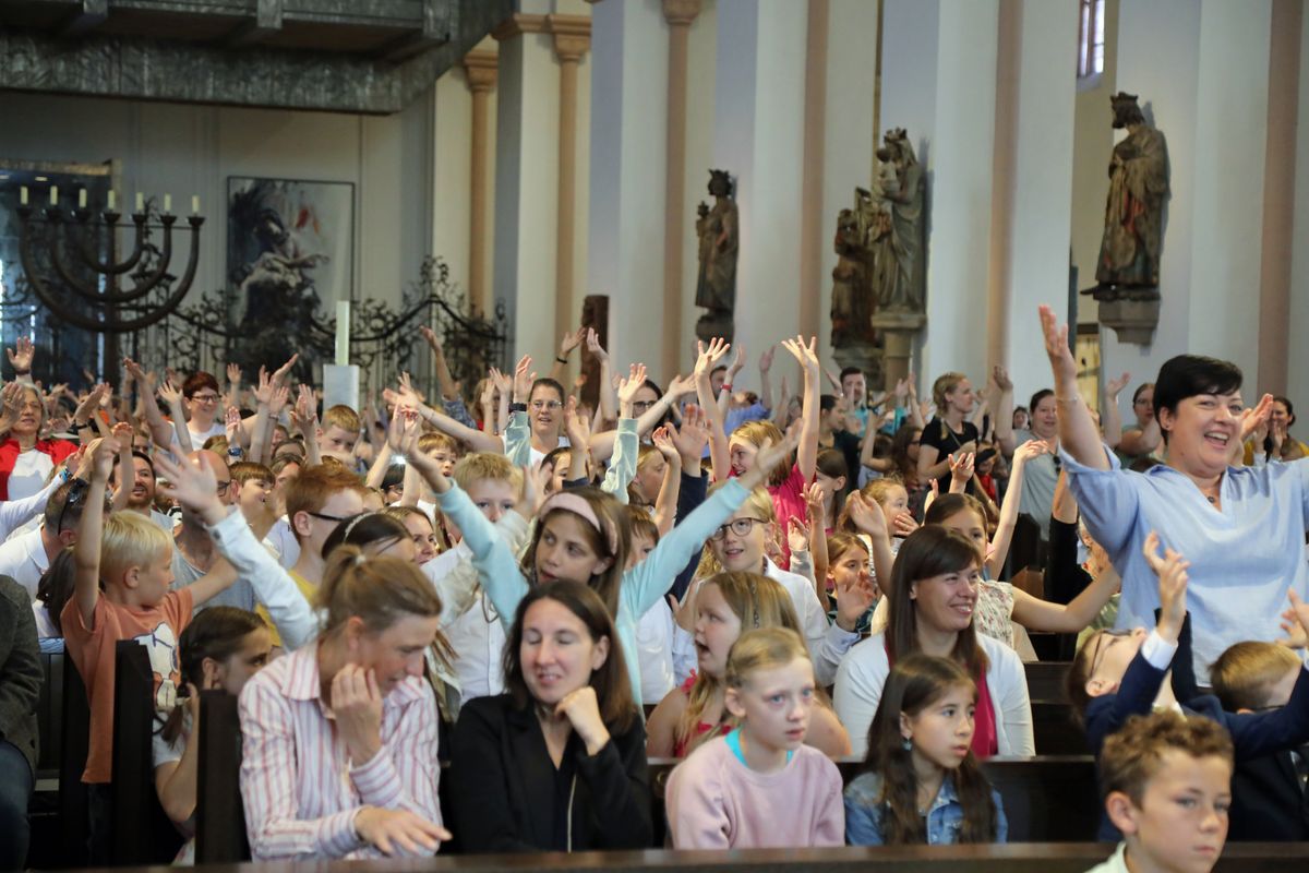 Schon bevor der Gottesdienst losging, war die Stimmung im Dom super.