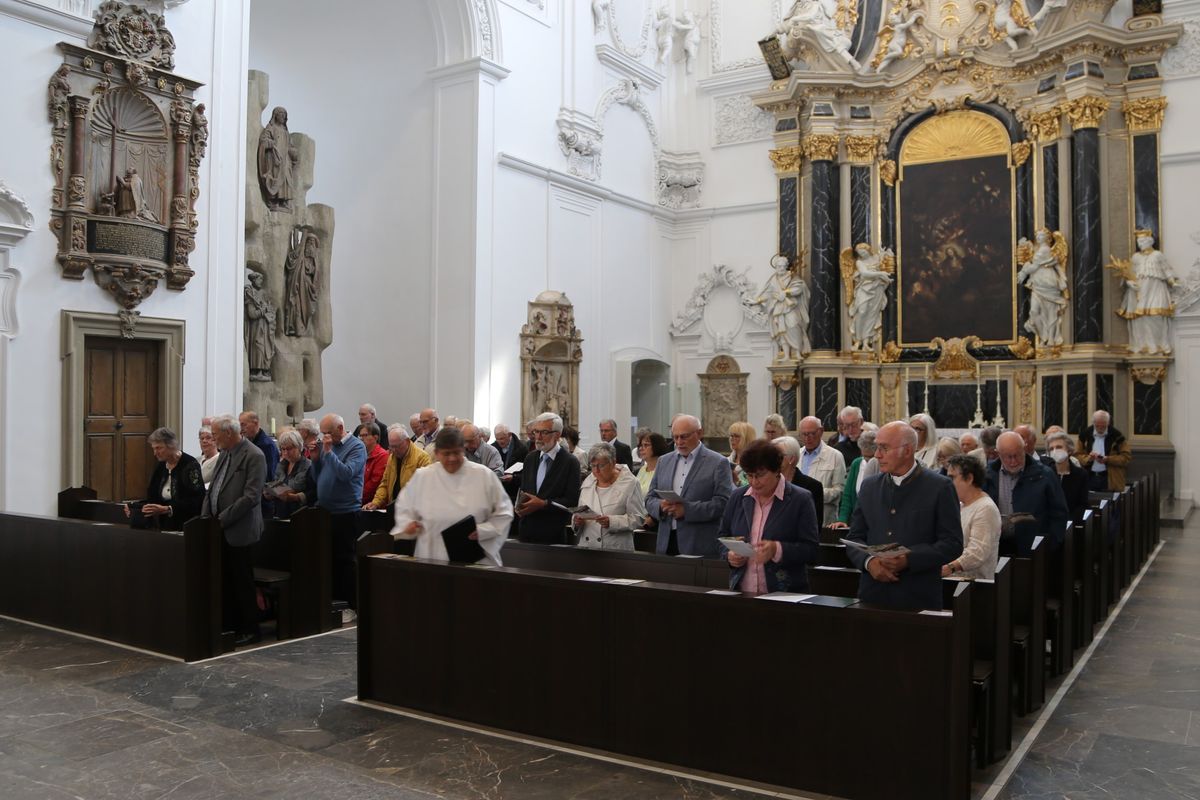 Bischof Dr. Franz Jung hat am Donnerstagnachmittag, 4. Juli, mit etwa 320 Paaren im Kiliansdom ihr goldenes oder diamantenes Ehejubiläum gefeiert.