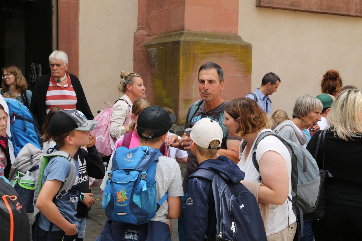 Über 1400 Kinder und ihre Begleiter sind am Montagvormittag, 7. Juli 2025, zum Gottesdienst für Erstkommunionkinder mit Bischof Dr. Franz Jung in den Würzburger Kiliansdom gekommen. 