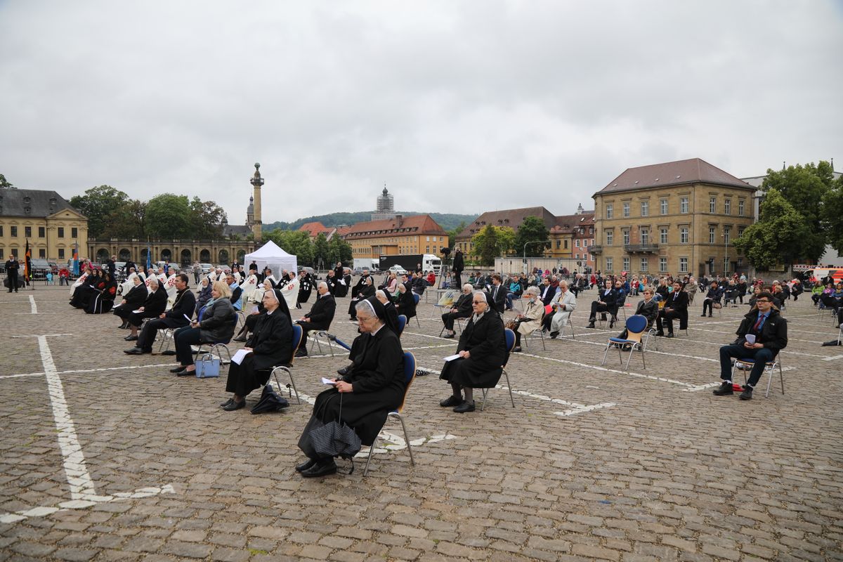 Weihbischof Ulrich Boom hat an Fronleichnam mit rund 350 Besuchern auf dem Würzburger Residenzplatz einen Freiluftgottesdienst gefeiert.