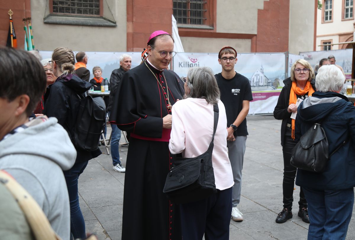 Weihbischof Paul Reder feierte am Dienstagabend, 8. Juli, einen Kiliani-Pontifikalgottesdienst mit den Katholischen Erwachsenenverbänden im Kiliansdom. 