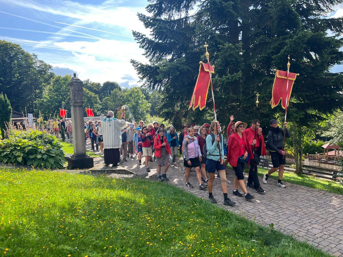 Ankunft der Würzburger Wallfahrer auf dem Kreuzberg