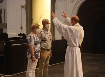 Mit rund 100 Ehepaaren aus der ganzen Diözese hat Bischof Dr. Franz Jung am Montagabend, 28. Juni, einen Gottesdienst im Würzburger Kiliansdom gefeiert. Eingeladen waren Ehejubilare, die in den Jahren 2020 und 2021 ihr silbernes Ehejubiläum feiern. Nach dem Gottesdienst ließen sich die Ehepartner von Bischof Jung und weiteren Priestern und Diakonen mit Abstand segnen.