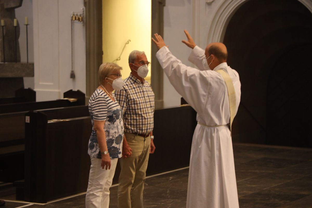 2621/0619 Ehejubilare Bischof 28. Juni Abend_27984 Mit rund 100 Ehepaaren aus der ganzen Diözese hat Bischof Dr. Franz Jung am Montagabend, 28. Juni, einen Gottesdienst im Würzburger Kiliansdom gefeiert. Eingeladen waren Ehejubilare, die in den Jahren 2020 und 2021 ihr silbernes Ehejubiläum feiern. Nach dem Gottesdienst ließen sich die Ehepartner von Bischof Jung und weiteren Priestern und Diakonen mit Abstand segnen.