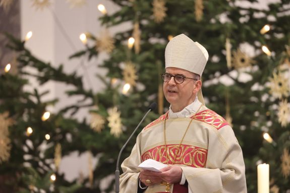 Mit einer Prozession vom Neumünster zum Kiliansdom und einer Pontifikalmesse hat Bischof Dr. Franz Jung am Dienstag, 31. Dezember, in Würzburg für das Bistum das Heilige Jahr eröffnet. Es steht unter dem Motto "Pilger der Hoffnung". 
