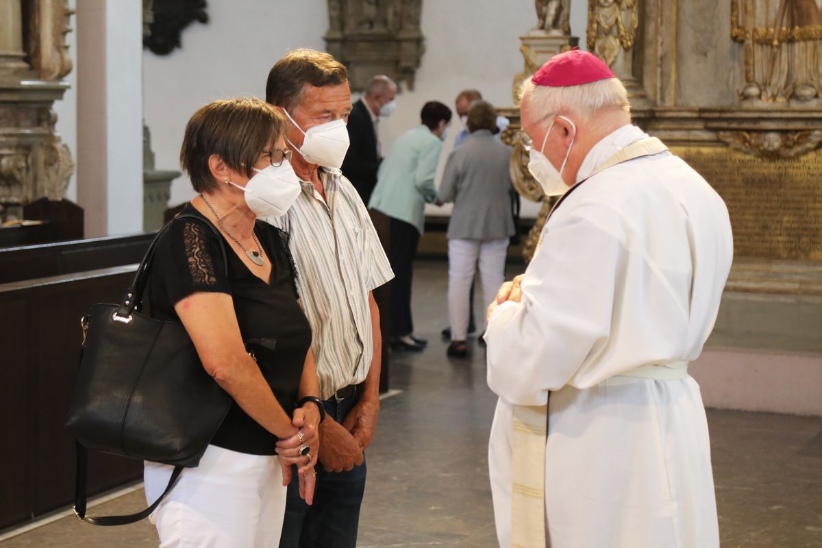 	 Weihbischof Ulrich Boom feierte am Mittwochnachmittag, 30. Juni, einen Gottesdienst für Ehepaare, die 2020 oder 2021 ihr goldenes, diamantenes oder eisernes Ehejubiläum hatten. Im Anschluss konnten sich die Paare segnen lassen.