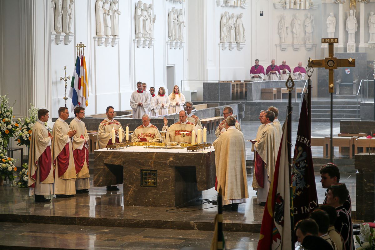 Die Fronleichnamsprozession in Würzburg stand unter dem Motto "Denn Gott hat uns nicht einen Geist der Verzagtheit gegeben, sondern den Geist der Kraft, der Liebe und Besonnenheit".