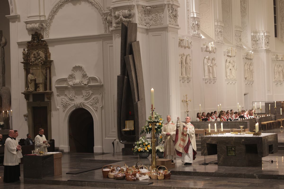 Bischof Dr. Franz Jung feierte am Samstag, 19. April, im Würzburger Kiliansdom die Osternacht. 