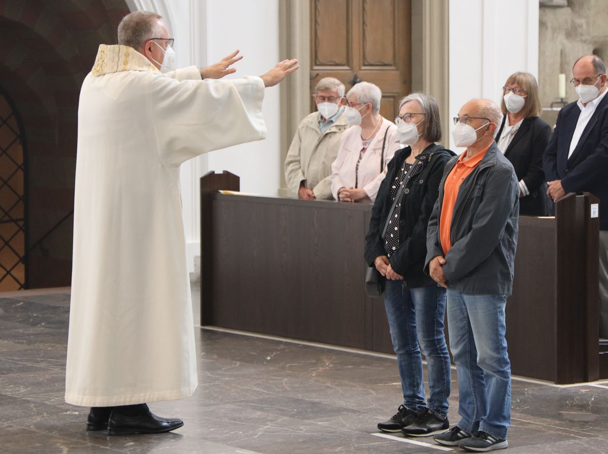 2721/0646 Ehejubilare Freitag, 2- Juli vormittags WB Boom_28464 Im Anschluss an den Ehejubilarsgottesdienst mit Weihbischof Ulrich Boom am Freitagvormittag, 2. Juli, konnten sich die Paare von ihm und weiteren Priestern und Diakonen segnen lassen.