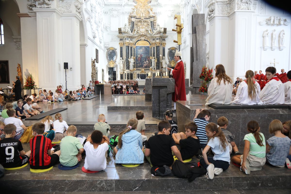 Mit rund 1300 Kommunionkindern und ihren Begleitern hat Weihbischof Paul Reder am Montag, 8. Juli, einen Gottesdienst im Kiliansdom gefeiert.