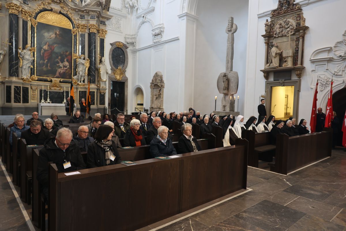 Bischof Dr. Franz Jung feierte am Samstag, 12. Oktober, im Würzburger KIliansdom ein Pontifikalrequiem für Weihbischof em. Helmut Bauer. Die anschließende Beisetzung leitete Dompropst Weihbischof Paul Reder.