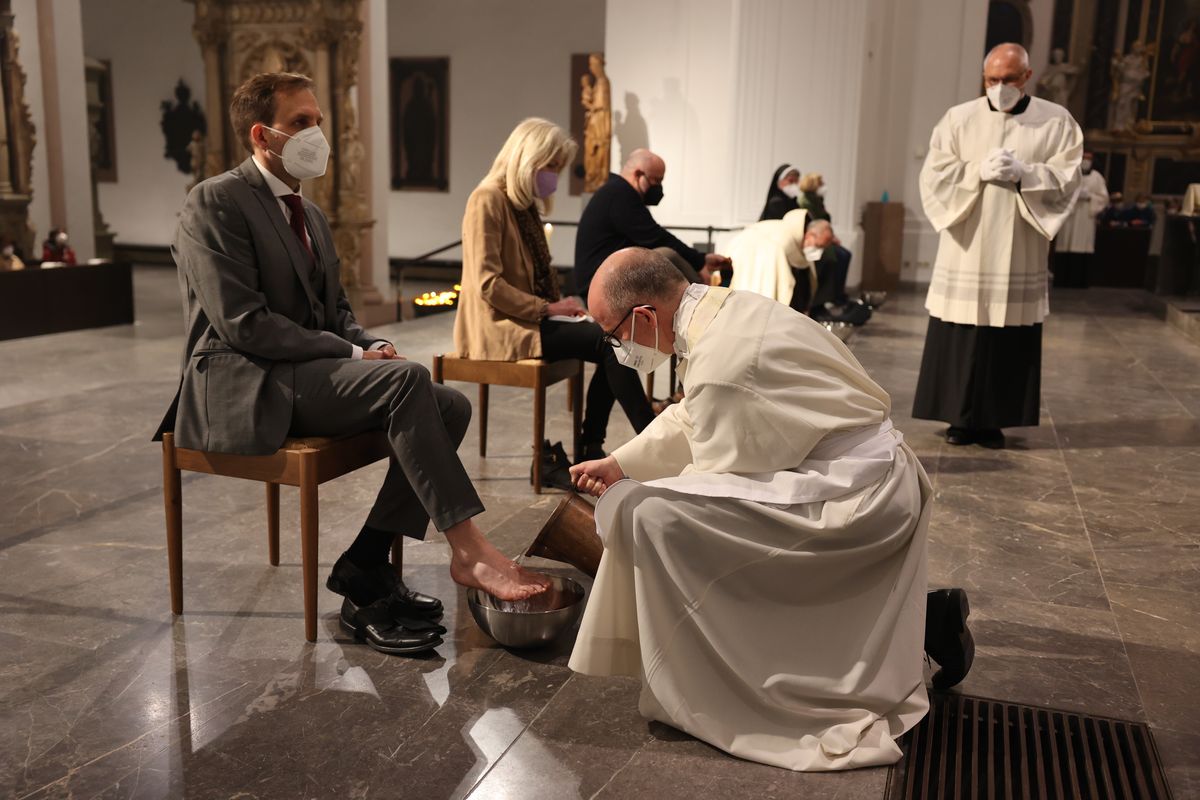 Mit der Messe vom Letzten Abendmahl am Gründonnerstag, 14. April, hat Bischof Dr. Franz Jung im Würzburger Kiliansdom die drei österlichen Tage vom Leiden und Sterben, von der Grabesruhe und der Auferstehung des Herrn eröffnet.