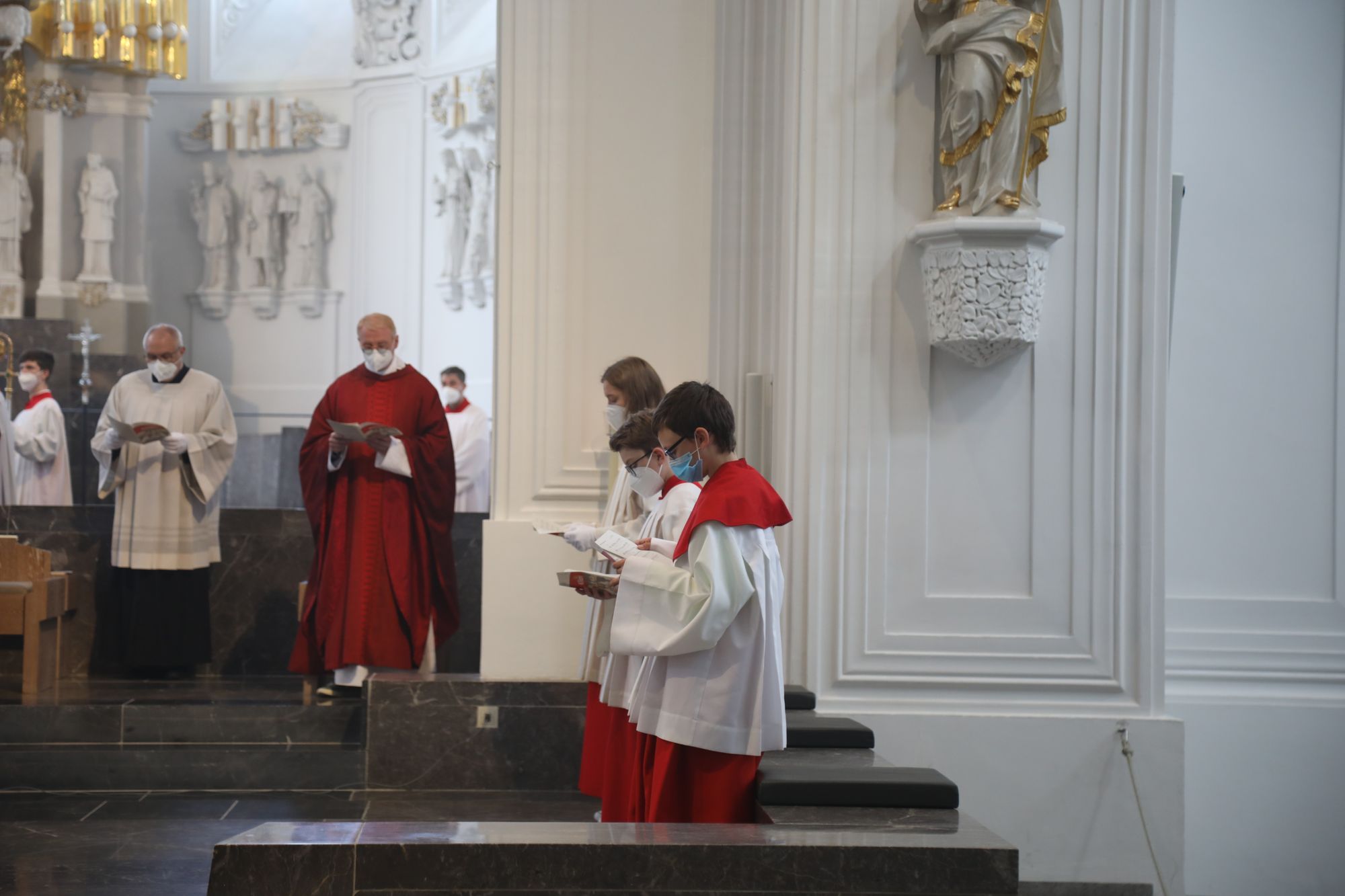 2721/0661 Ministranten-Gottesdienst_28660 Weihbischof Ulrich Boom hat anlässlich der Kiliani-Wallfahrtswoche mit den Ministranten einen Gottesdienst im Würzburger Dom gefeiert.