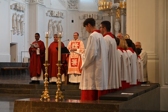 Weihbischof Paul Reder (Mitte) feierte in der Kiliani-Wallfahrtswoche eine Pontifikalmesse für die beruflichen und ehrenamtlichen Mitarbeiterinnen und Mitarbeiter der Caritas. Links neben ihm Domkapitular Monsignore Clemens Bieber, Vorsitzender des Diözesan-Caritasverbands.