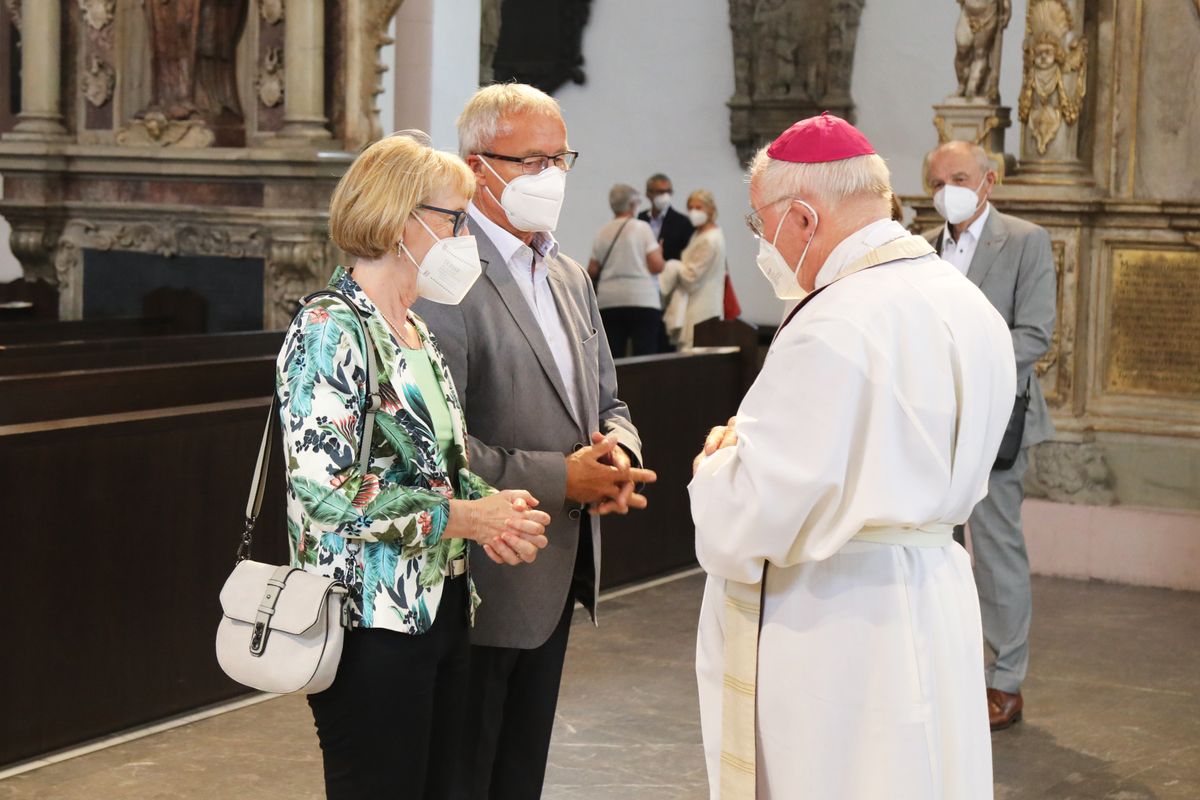 	 Weihbischof Ulrich Boom feierte am Mittwochnachmittag, 30. Juni, einen Gottesdienst für Ehepaare, die 2020 oder 2021 ihr goldenes, diamantenes oder eisernes Ehejubiläum hatten. Im Anschluss konnten sich die Paare segnen lassen.