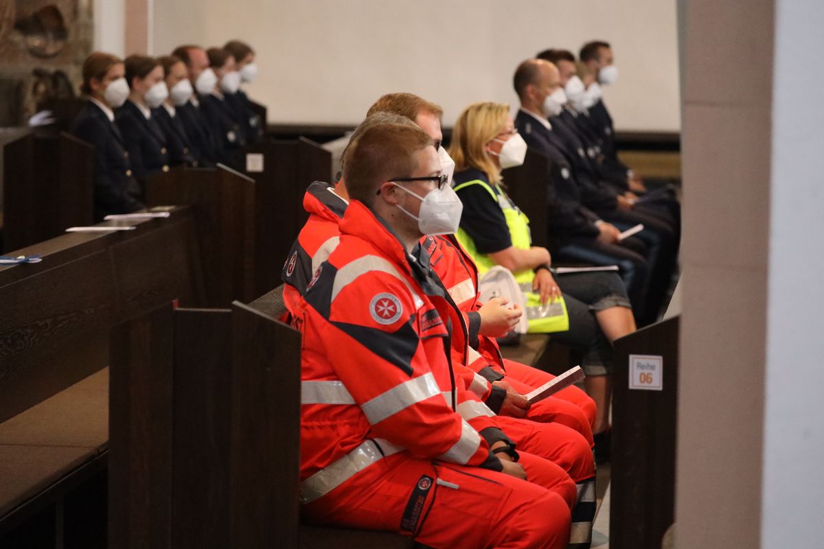 2821/0668 Blaulichtgottesdienst_28757 Weihbischof Ulrich Boom stand am Mittwochabend, 7. Juli, der Kiliani-Wort-Gottes-Feier für Polizei, Feuerwehr, Technisches Hilfswerk, Rettungsdienste und Notfallseelsorge im Kiliansdom vor.