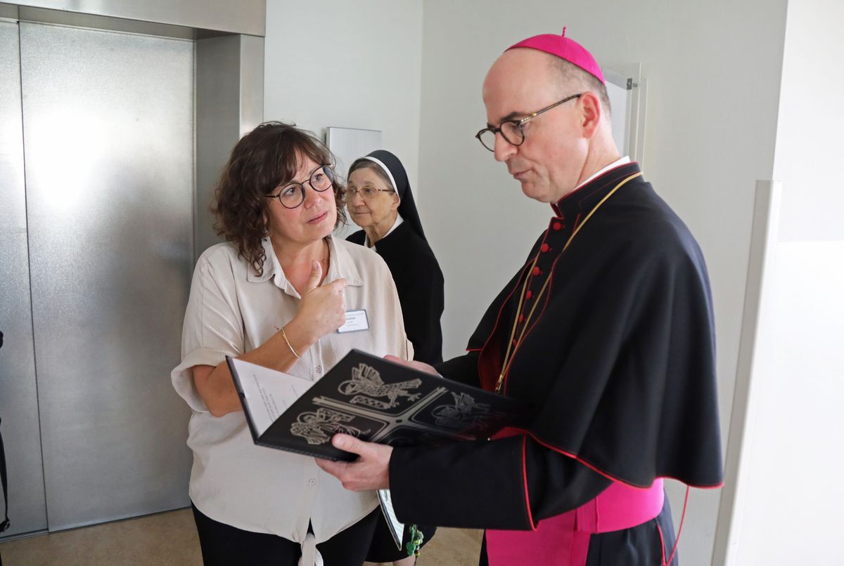 2925/0739 Kiliani Bischof besucht Palliativstation Schweinfurt_59988