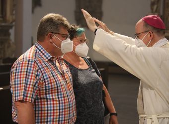 Mit rund 100 Ehepaaren aus der ganzen Diözese hat Bischof Dr. Franz Jung am Montagabend, 28. Juni, einen Gottesdienst im Würzburger Kiliansdom gefeiert. Eingeladen waren Ehejubilare, die in den Jahren 2020 und 2021 ihr silbernes Ehejubiläum feiern. Nach dem Gottesdienst ließen sich die Ehepartner von Bischof Jung und weiteren Priestern und Diakonen mit Abstand segnen.