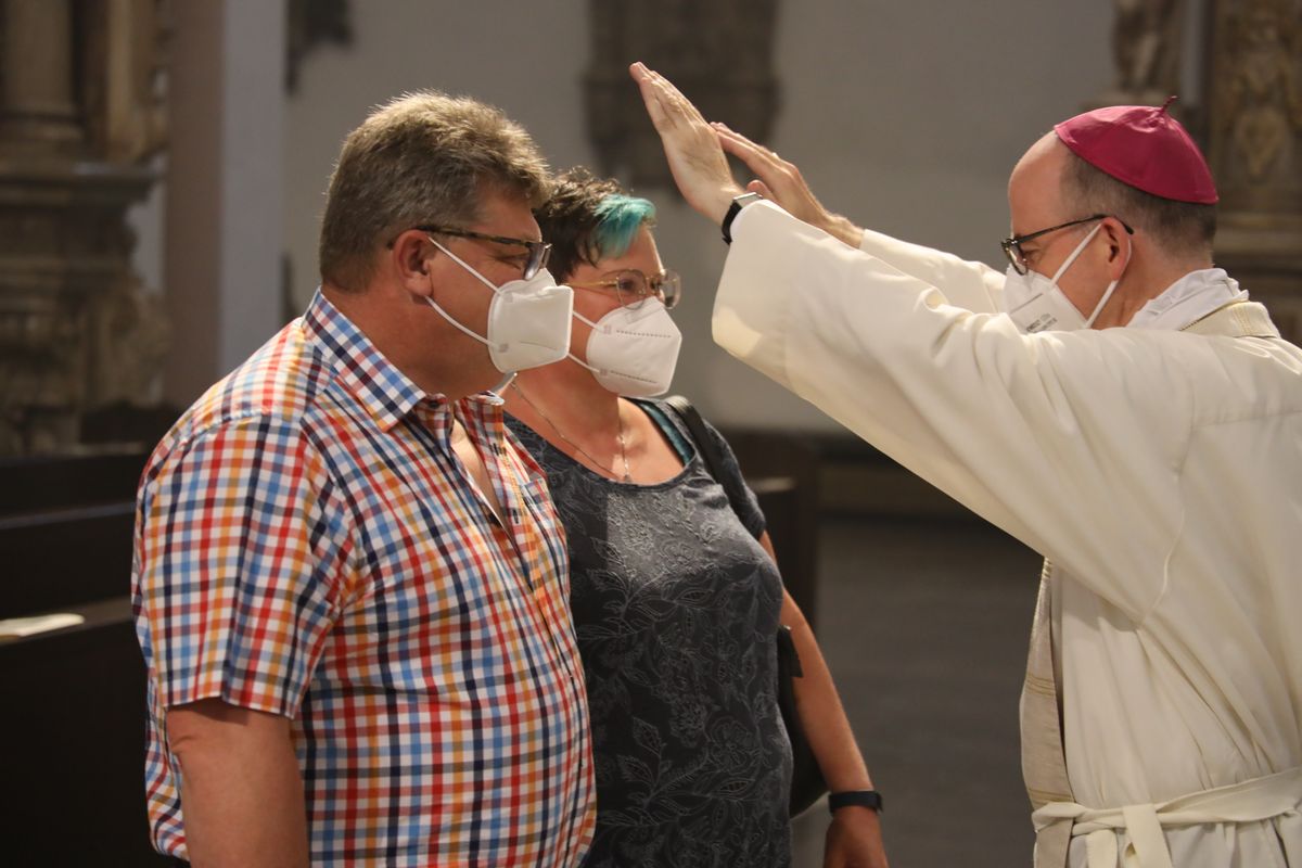 2621/0619 Ehejubilare Bischof 28. Juni Abend_27968 Mit rund 100 Ehepaaren aus der ganzen Diözese hat Bischof Dr. Franz Jung am Montagabend, 28. Juni, einen Gottesdienst im Würzburger Kiliansdom gefeiert. Eingeladen waren Ehejubilare, die in den Jahren 2020 und 2021 ihr silbernes Ehejubiläum feiern. Nach dem Gottesdienst ließen sich die Ehepartner von Bischof Jung und weiteren Priestern und Diakonen mit Abstand segnen.