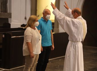 Mit rund 100 Ehepaaren aus der ganzen Diözese hat Bischof Dr. Franz Jung am Montagabend, 28. Juni, einen Gottesdienst im Würzburger Kiliansdom gefeiert. Eingeladen waren Ehejubilare, die in den Jahren 2020 und 2021 ihr silbernes Ehejubiläum feiern. Nach dem Gottesdienst ließen sich die Ehepartner von Bischof Jung und weiteren Priestern und Diakonen mit Abstand segnen.
