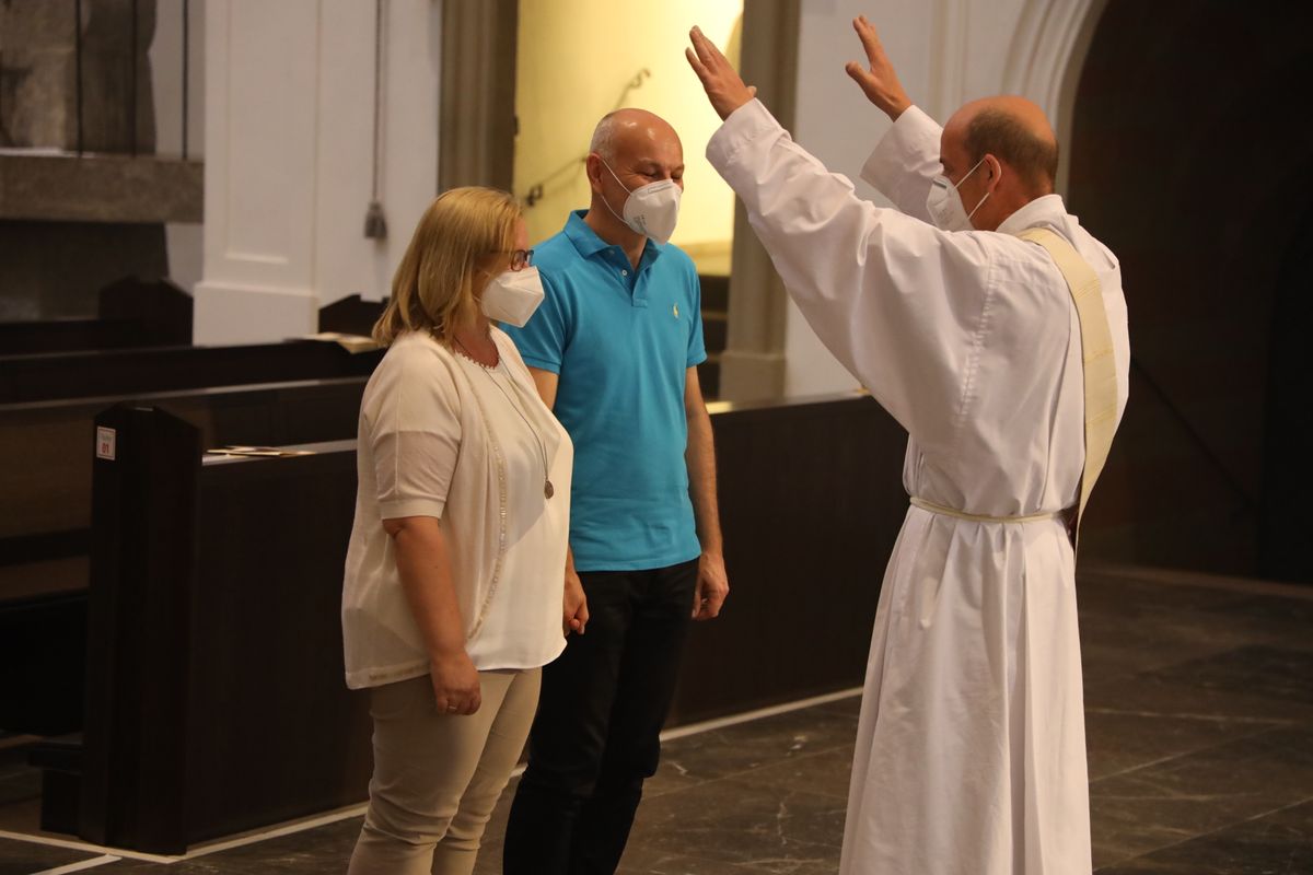 2621/0619 Ehejubilare Bischof 28. Juni Abend_27971 Mit rund 100 Ehepaaren aus der ganzen Diözese hat Bischof Dr. Franz Jung am Montagabend, 28. Juni, einen Gottesdienst im Würzburger Kiliansdom gefeiert. Eingeladen waren Ehejubilare, die in den Jahren 2020 und 2021 ihr silbernes Ehejubiläum feiern. Nach dem Gottesdienst ließen sich die Ehepartner von Bischof Jung und weiteren Priestern und Diakonen mit Abstand segnen.