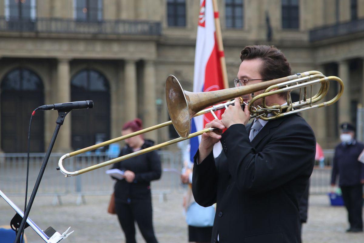 Weihbischof Ulrich Boom hat mit knapp 350 Besuchern auf dem Residenzplatz in Würzburg einen Freiluft-Gottesdienst zum Hochfest Fronleichnam gefeiert.