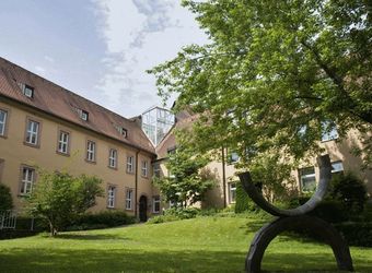 Das Tagungszentrum Schmerlenbach im Landkreis Aschaffenburg besitzt 79 Zimmer für bis zu 100 Übernachtungsgäste. Für Tagungen werden elf Räumlichkeiten in verschiedenen Größen angeboten. Daneben stehen mehrere spirituelle Räume (Kapelle, zwei Meditationsräume) zur Verfügung. Das Haus bietet diverse Freizeitmöglichkeiten innen und außen (z. B Klosterkeller, Sinnesgarten, Bibliothek). In der Umgebung befinden sich z. B. Aschaffenburg, Seligenstadt sowie zahlreiche Wander- und Radwege. Parkplätze vorhanden, nächster Bahnhof in Aschaffenburg.